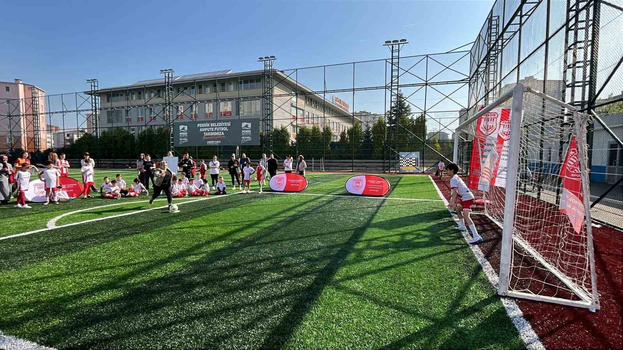 PENDİKSPOR YENİŞEHİR FUTBOL OKULU, ANNELER GÜNÜ’NDE ANLAMLI BİR ETKİNLİĞE İMZA ATTI.