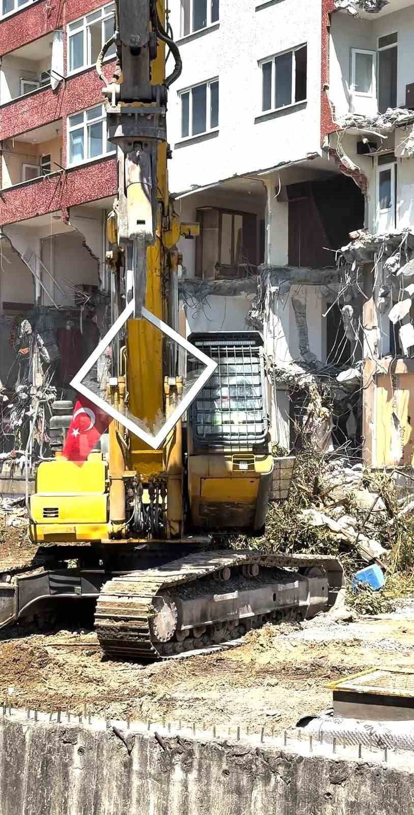 PENDİK’TE BELEDİYENİN YENİ HİZMET BİNASI ÇEVRESİNDE OLUŞTURULACAK MEYDAN PROJESİ KAPSAMINDA YIKIMI...