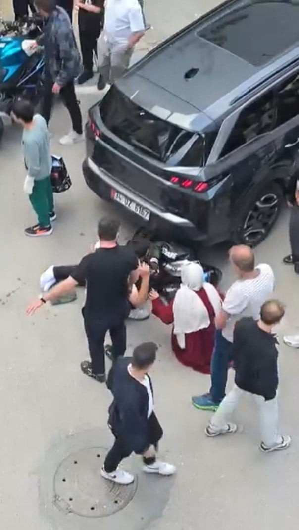 PENDİK’TE BİR MOTOSİKLETİN OTOMOBİLE ÇARPMASI SONUCU MEYDANA GELEN TRAFİK KAZASINDA 1 KİŞİ HAFİF...