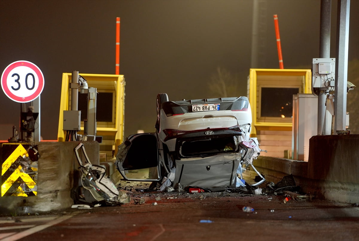 Pendik’te gişelere çarpıp devrilen otomobilde sıkışıp yaralanan 2 kişi hastaneye...