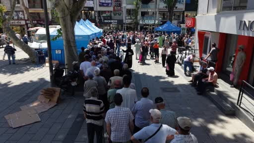 Pendik’te Muharrem ayı bereketi: 20 bin kişiye aşure ikram edildi