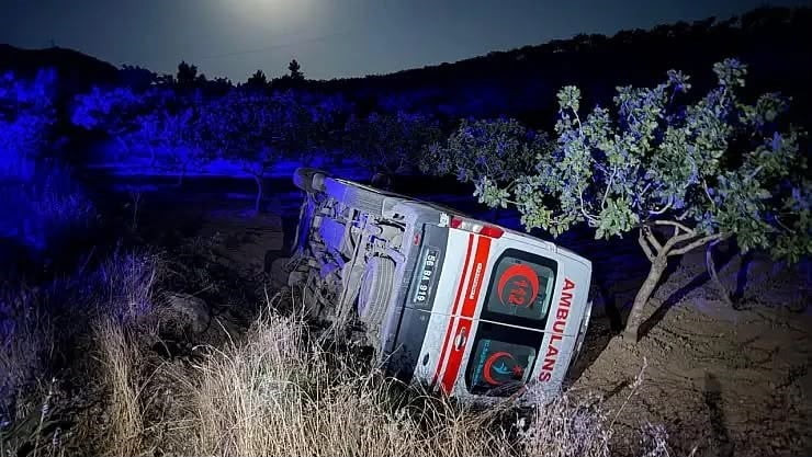 PERVARİ İLÇESİNDE HASTA NAKLİNİN ARDINDAN İSTASYONA DÖNEN AMBULANS ŞARAMPOLE DEVRİLDİ
