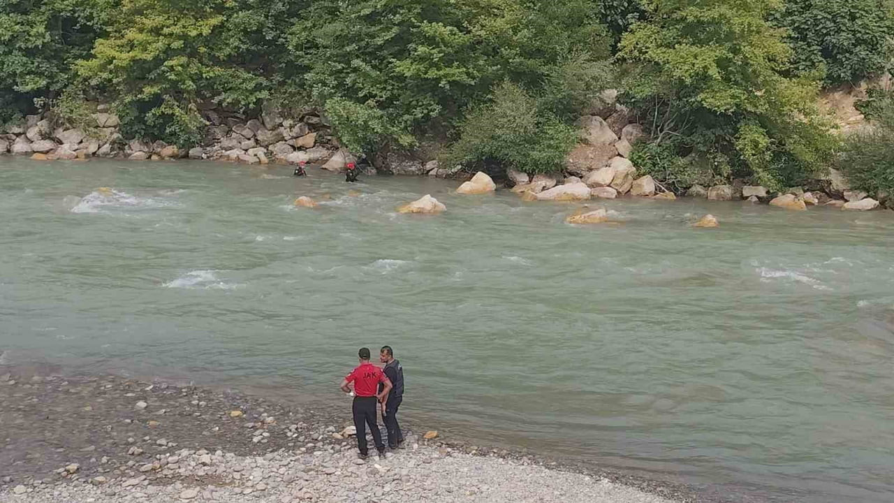 PİKNİK YAPMAK İÇİN ARKADAŞLARIYLA BİRLİKTE GİTTİĞİ KARAKAYA MAHALLESİNDE SERİNLEMEK İÇİN ALARA...