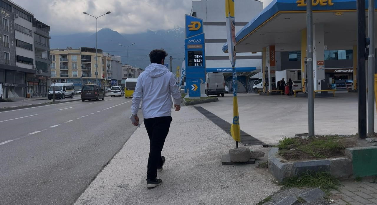 PLAKAYI OKUYAMADI, FİŞE "PUTİN" YAZDI... RUSLARA KAHKAHA ATTIRAN OLAY İŞSİZ BIRAKTI