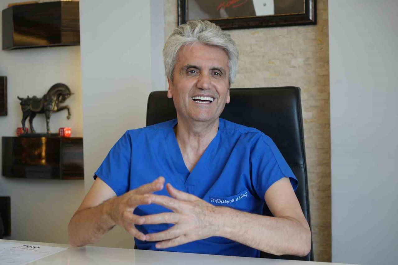 PLASTİK REKONSTRÜKTİF VE ESTETİK CERRAHİ UZMANI PROF. DR. HAYATİ AKBAŞ, ARTAN YAŞAM SÜRESİYLE...