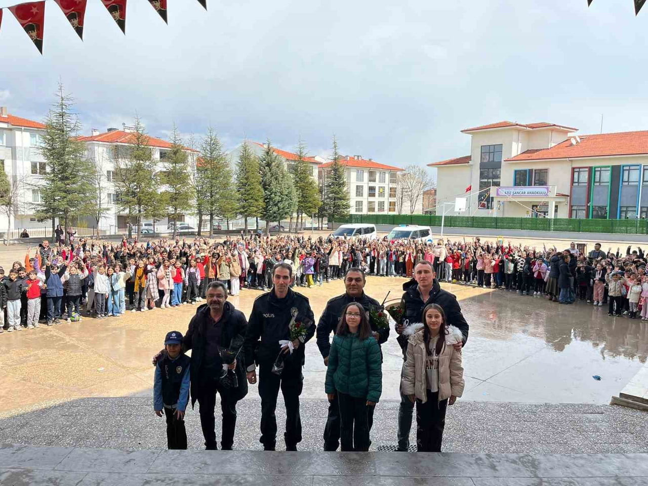 POLİS ABİLERİNİ ÇOŞKU VE SEVİNÇLE KARŞILADILAR.