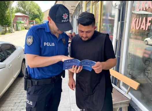 POLİS, DOLANDIRICILIĞAA KARŞI VAATANDAŞLARI BİLGİLENDİRDİ. (OLGUN YILDIZ/ARDAHAN-İHA)