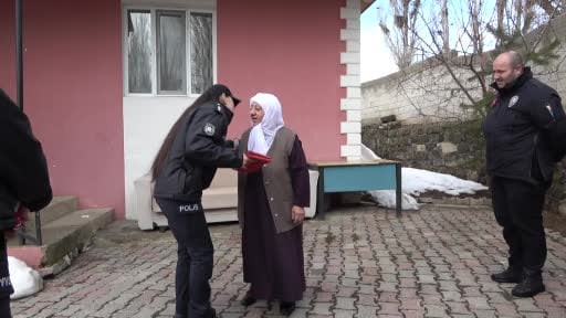 Polis ekipleri Kahraman şehitlerimizin aziz hatırasına sahip çıktı