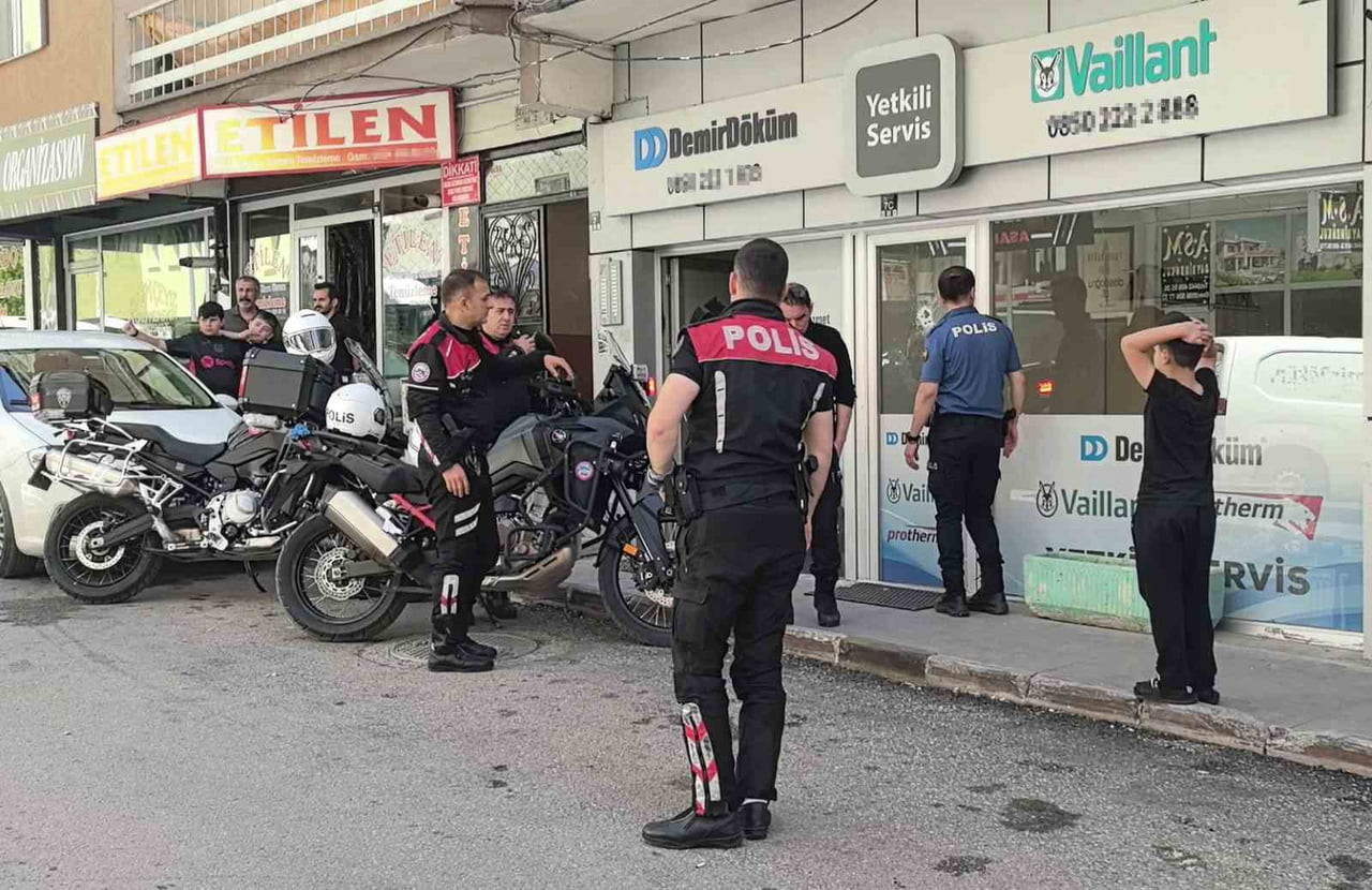 POLİS EKİPLERİ, SALDIRIYI GERÇEKLEŞTİREN KİŞİ VEYA KİŞİLERİN KİMLİKLERİNİN BELİRLENEREK...