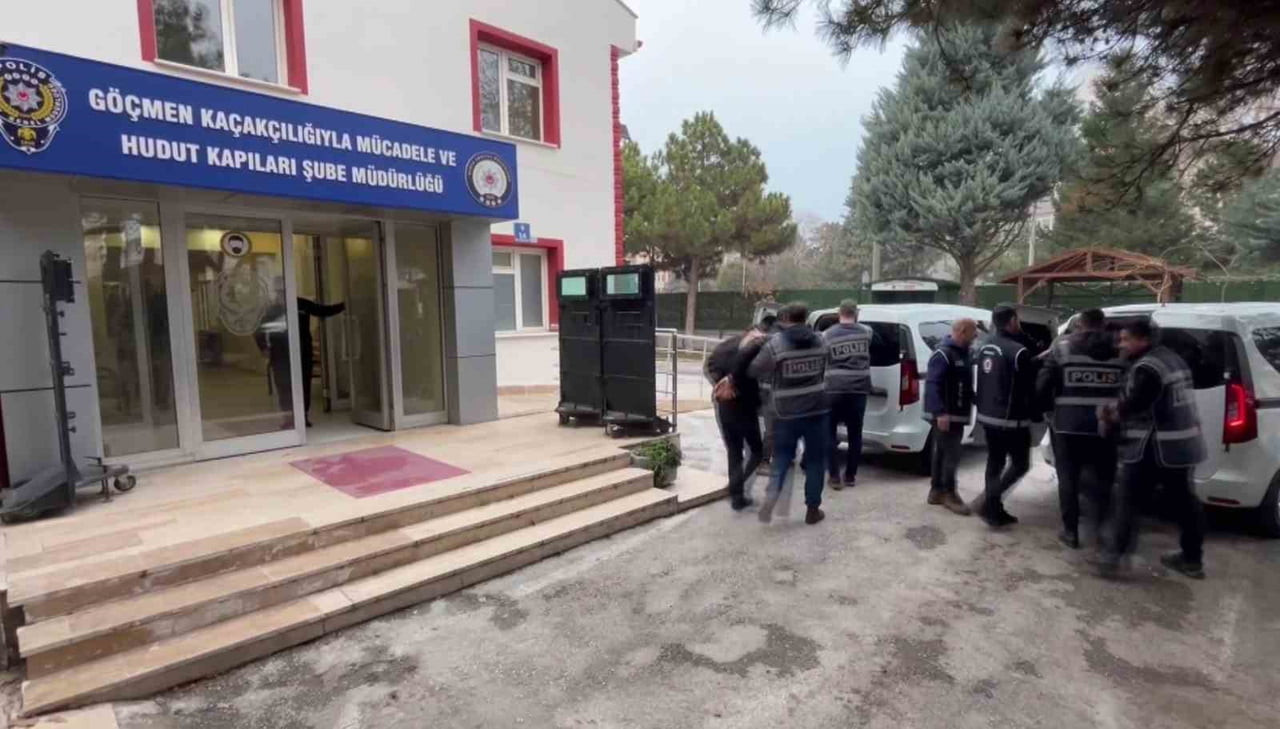 POLİS EKİPLERİ TARAFINDAN KONYA MERKEZLİ 5 İLDE YAPILAN GÖÇMEN KAÇAKÇILIĞI OPERASYONUNDA 10...
