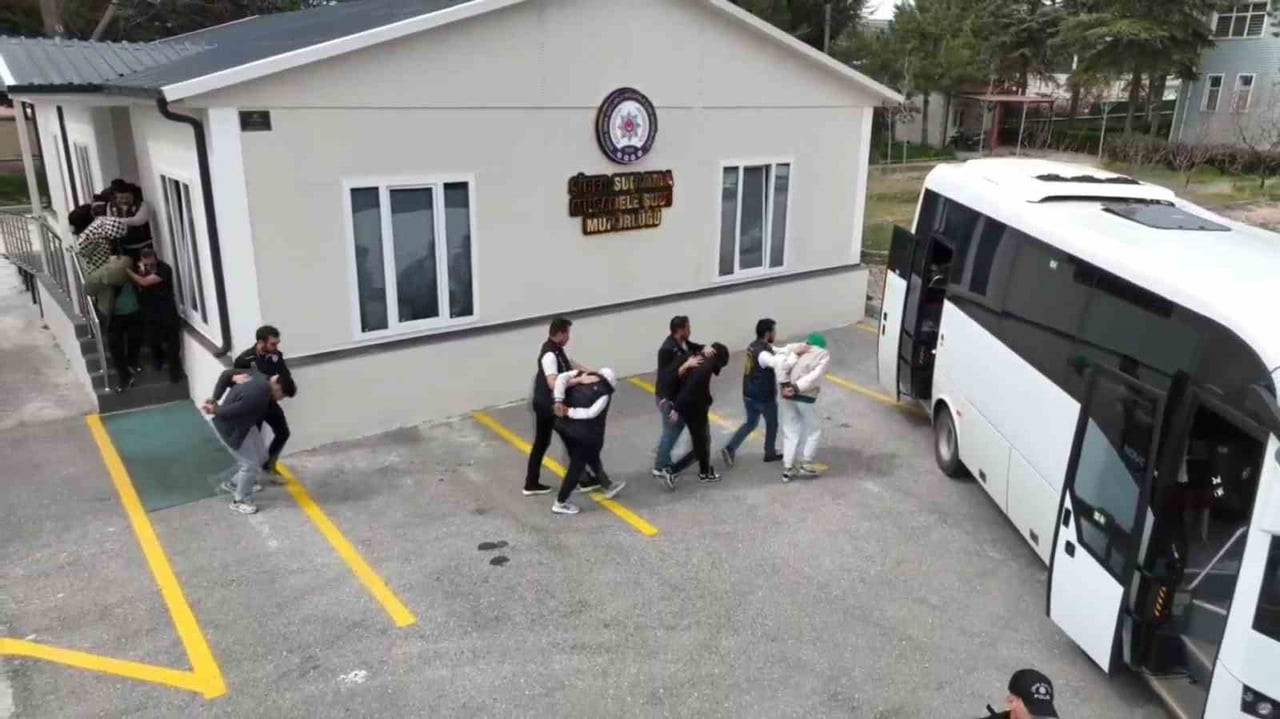 POLİS EKİPLERİ TARAFINDAN KONYA MERKEZLİ YURT DIŞI BAĞLANTILI 3 İLDE EŞ ZAMANLI SİBER...