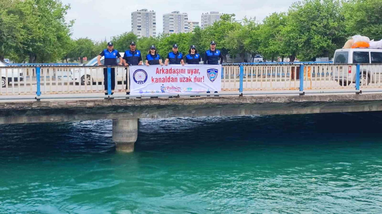 POLİS KANALLARA "ARKADAŞINI UYAR, KANALDAN UZAK" DUR YAZILI PANKART ASTI.