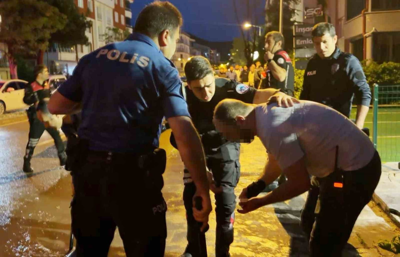 POLİS MEMURU (FOTOĞRAFTA ELİNE BAKAN BEYAZ TİŞÖRTLÜ) ELİ KESİLEREK YARALANDI.