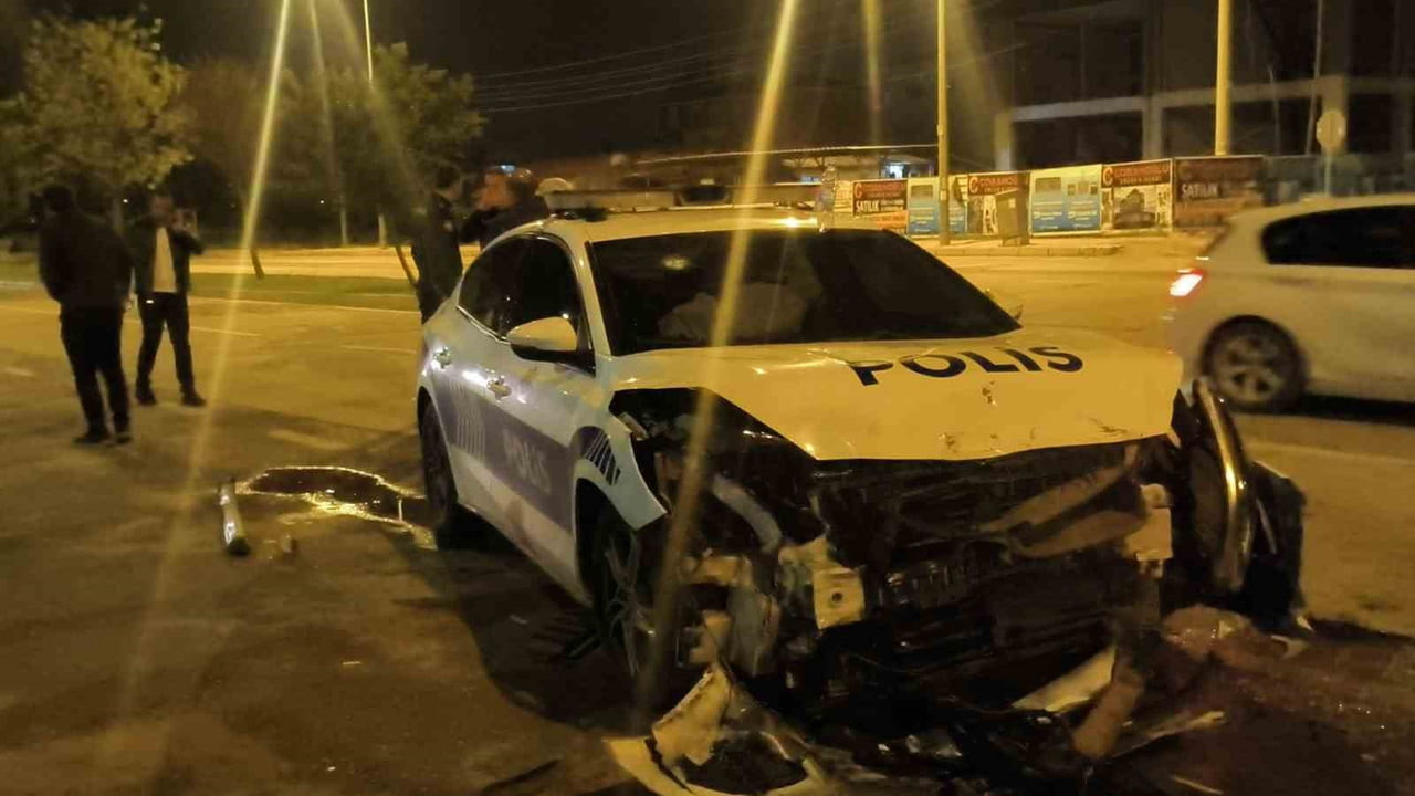 POLİS OTOSUNDA HASAR OLUŞTU