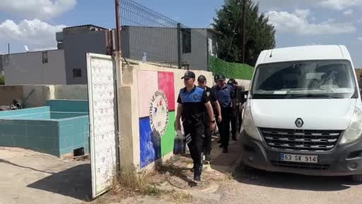 Polislerden çocuklara pasta sürprizi
