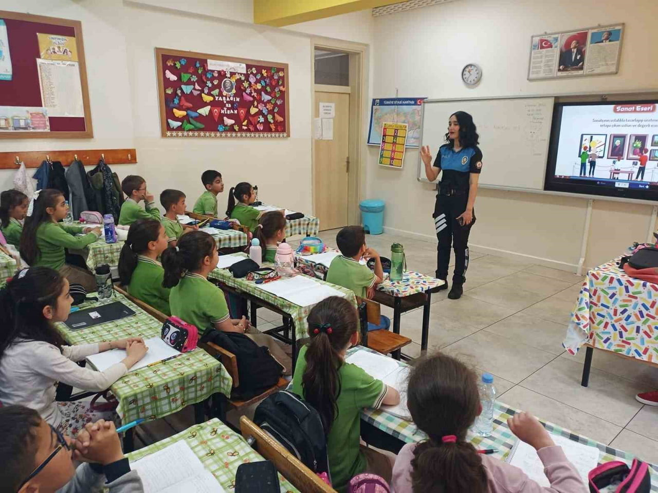 POLİSTEN 285 ÖĞRENCİYE GÜVENLİK, TRAFİK VE İNTERNET EĞİTİMİ