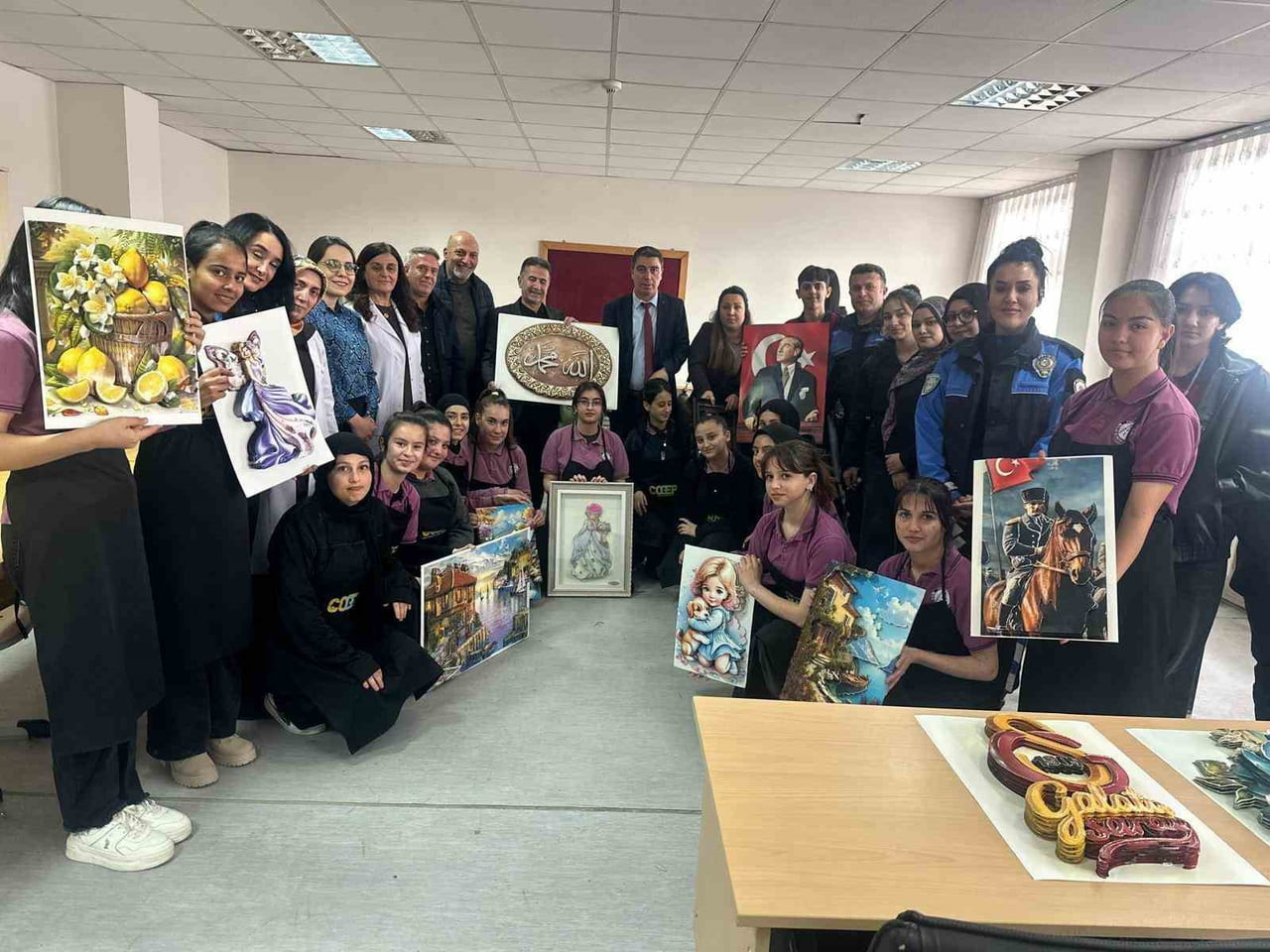 POLİSTEN ÖĞRENCİLERE DESTEK: KÂĞIT RÖLYEF KURSU ZİYARET EDİLDİ