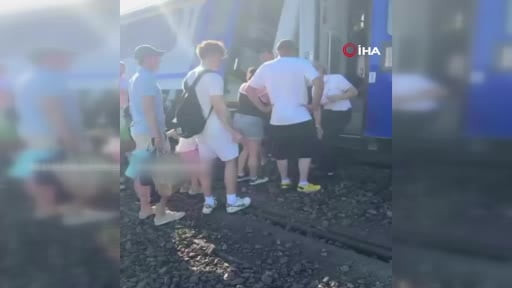 Polonya’nın Bialosliwie köyü yakınlarında iki yolcu treninin çarpıştığı kazada 2 kişi yaralandı...