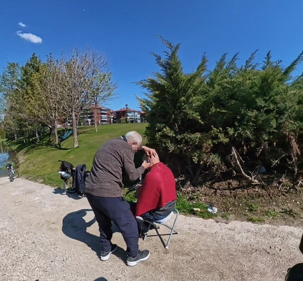 PORSUK ÇAYI KENARINDA 2 YAŞLI ŞAHISTAN BİRİNİN DİĞERİNİ TIRAŞ ETTİĞİ ANLAR MOTOSİKLET SÜRÜCÜSÜNÜN...