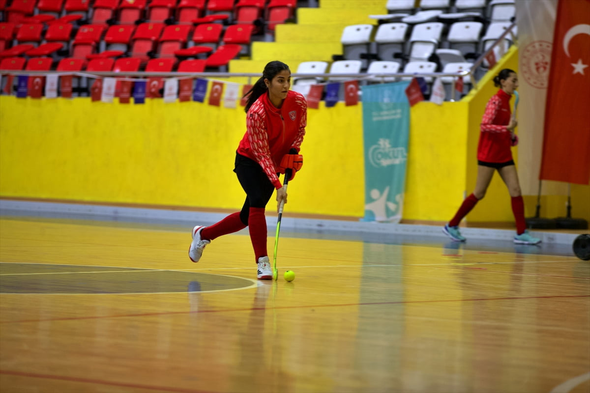 Portekiz'de 15-18 Ocak'ta düzenlenecek Kadınlar Salon Hokeyi Avrupa Şampiyonası'nın hazırlıklarını...