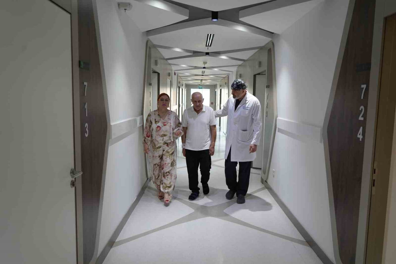PROF. DR. ENİS KURUOĞLU, MALKHAZ TURMANİDZE VE EŞİ