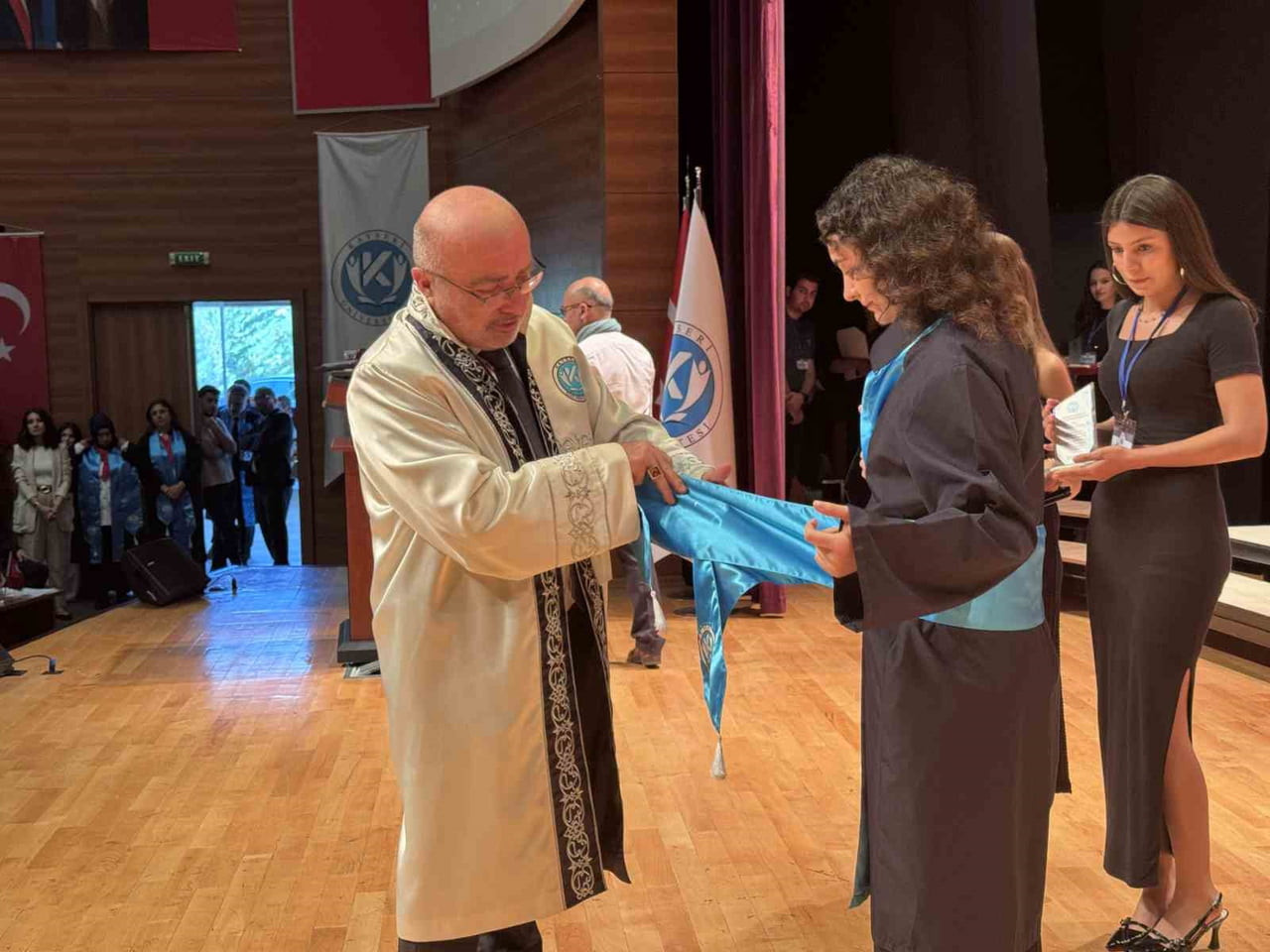 PROF. DR. KARAMUSTAFA, MUSTAFA ÇIKRIKÇIOĞLU MESLEK YÜKSEK OKULU MEZUNİYET TÖRENİNDE BÖLÜM...