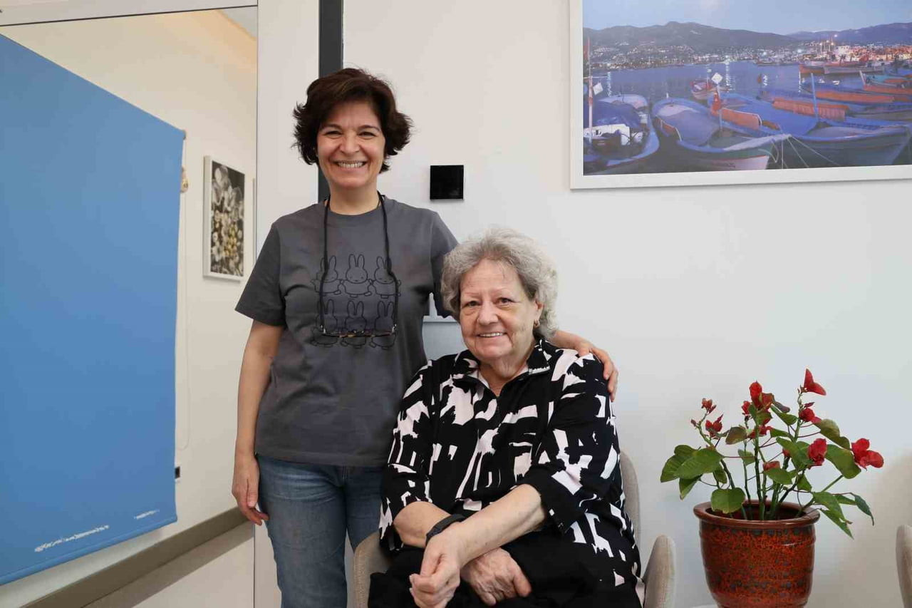 PROF. DR. ÖZLEM GÜNDEŞLİOĞLU (SAĞDA) VE ERİKA ÖZBALCI (SOLDA)