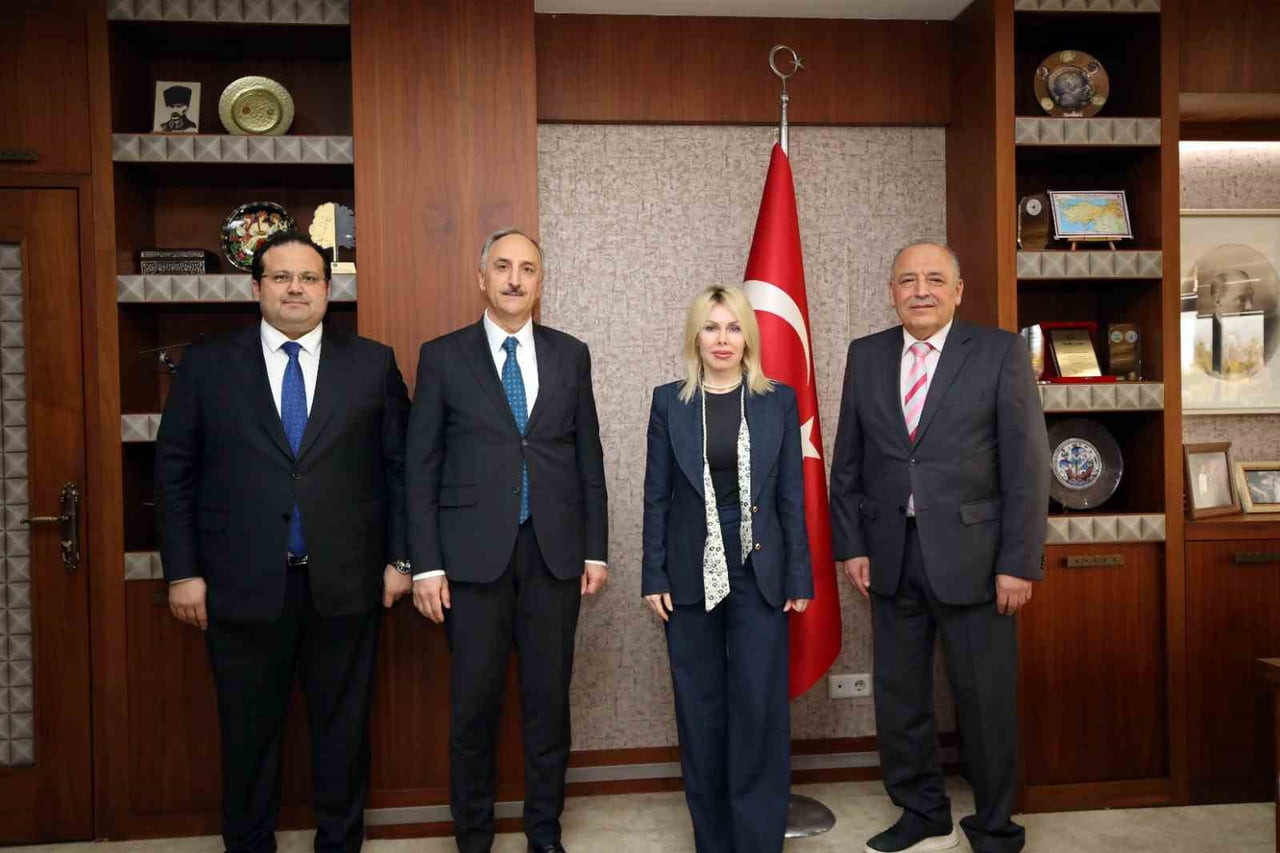 PROF. DR. ÖZLENEN ÖZKAN (SAĞDAN İKİNCİ) DR. İBRAHİM YAVUZ (EN SOLDA) VE PROF. DR. KASIM YENİGÜN'Ü...