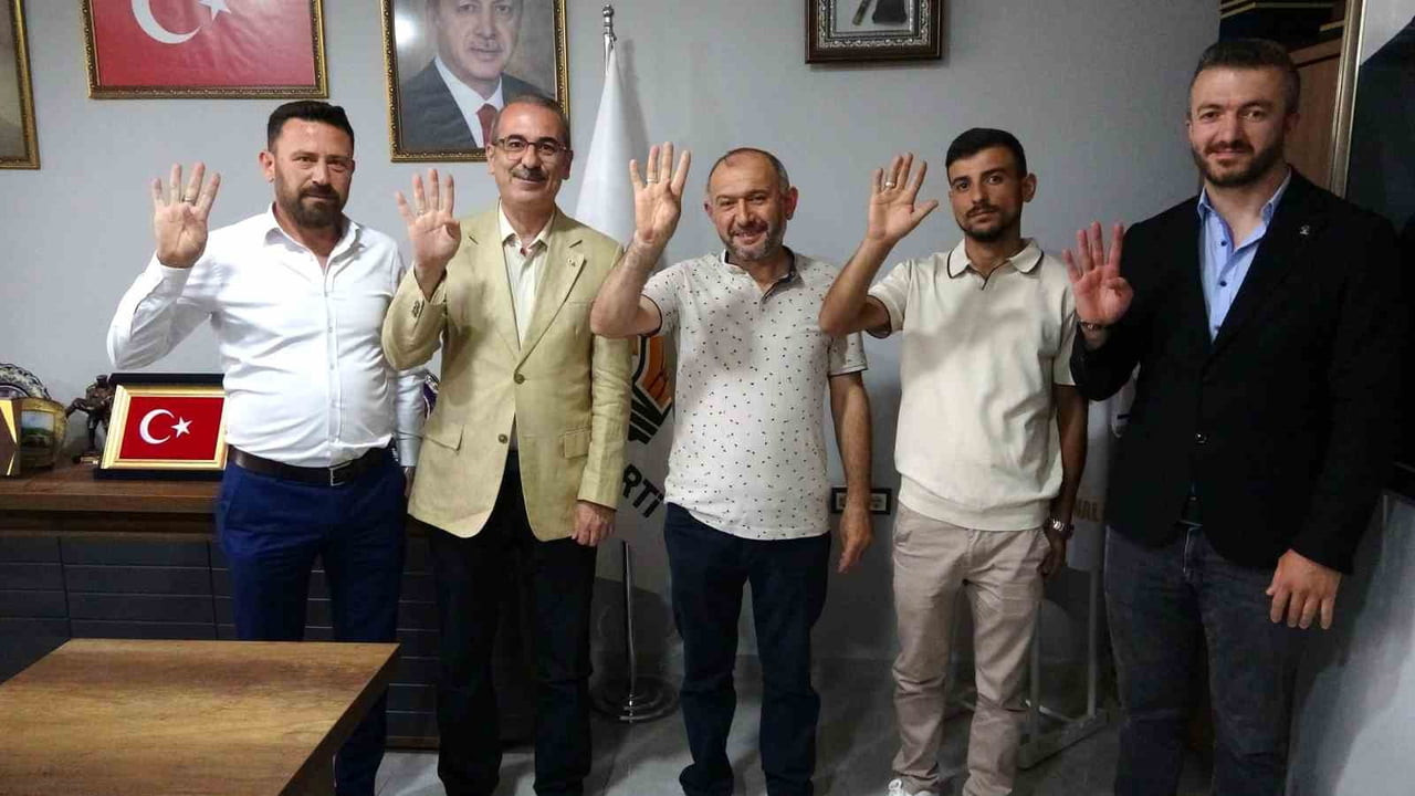 PROGRAM, AK PARTİ'YE KATILAN KADİR ESEN, HASAN YERLİKAYA VE MÜCAHİT KARAASLAN'A PARTİ ROZETLERİNİN...