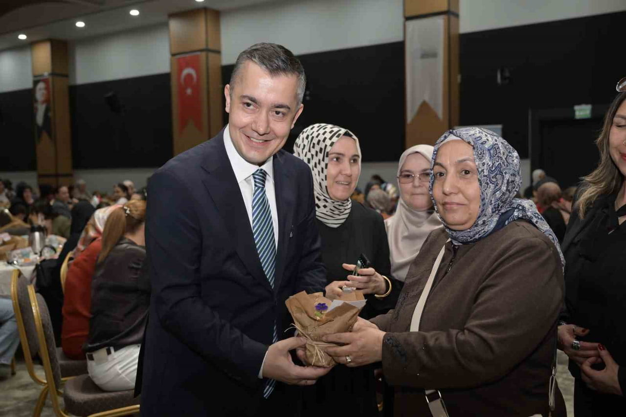 PROGRAM BOYUNCA MASALARI TEK TEK DOLAŞAN AKSOY, KADINLARA MENEKŞE HEDİYE EDEREK ANNELER GÜNÜ’NÜ...