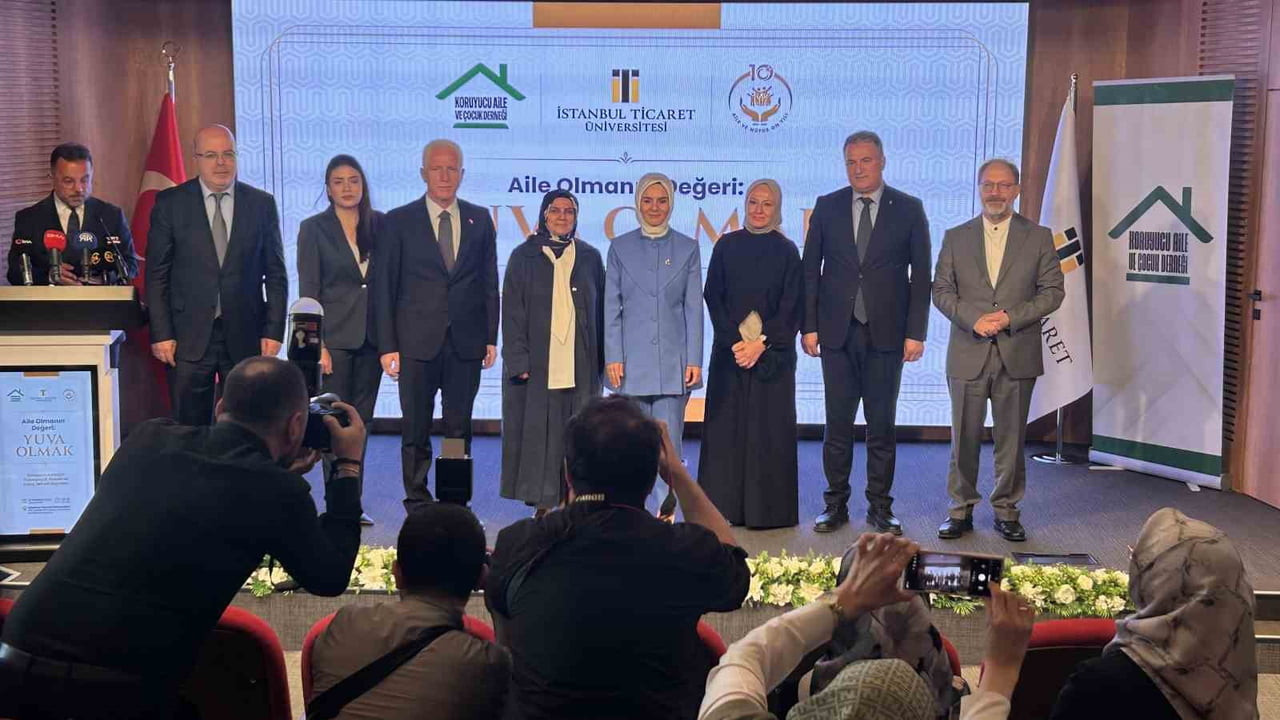 PROGRAM HEDİYE TAKDİMİ VE FOTOĞRAF ÇEKİMİNİN ARDINDAN SONA ERDİ.