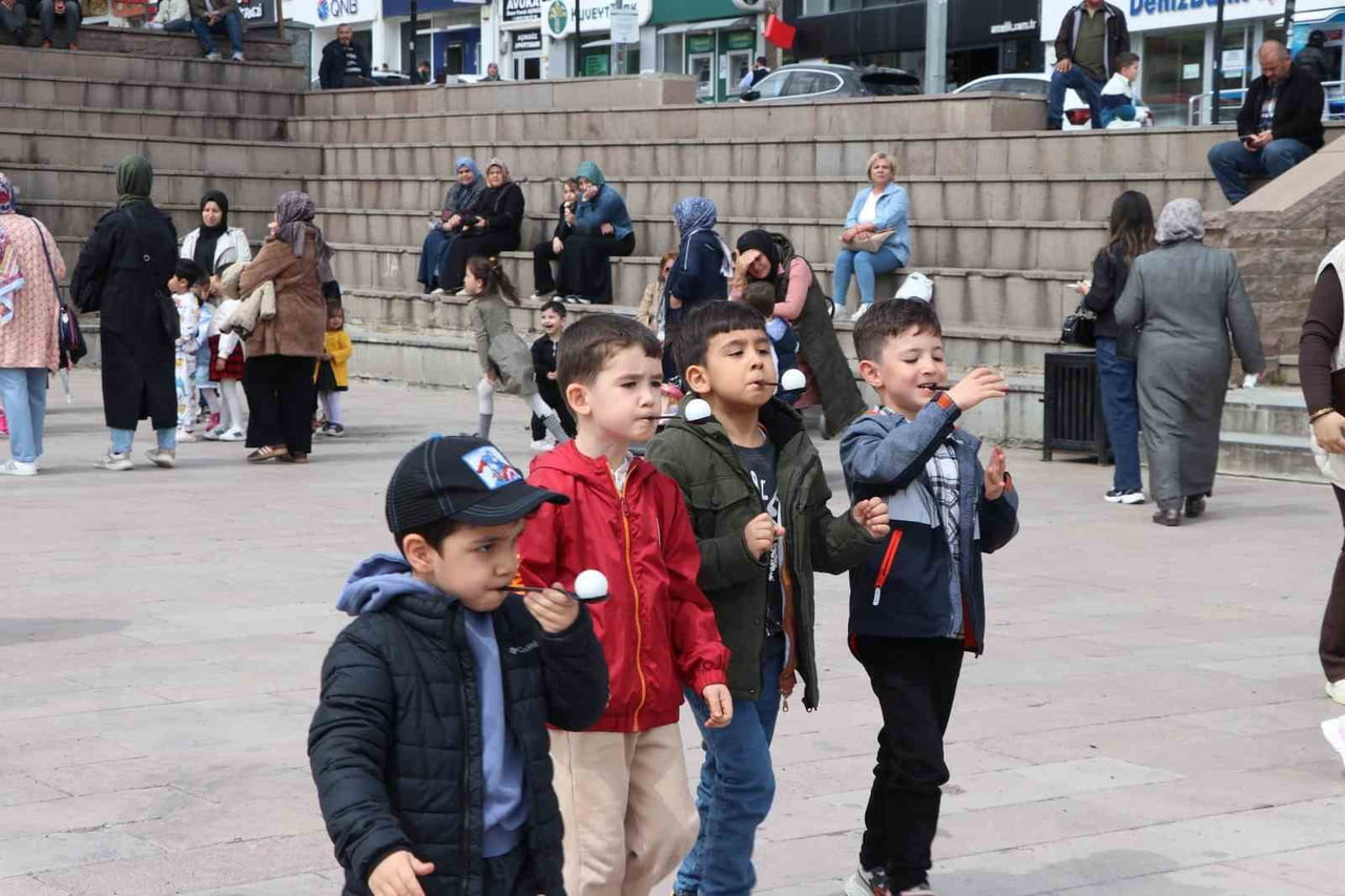 PROGRAMDA, BAHARIN GELİŞİNİ KUTLAMAYA YÖNELİK OLARAK GELENEKSEL OYUNLAR OYNANDI