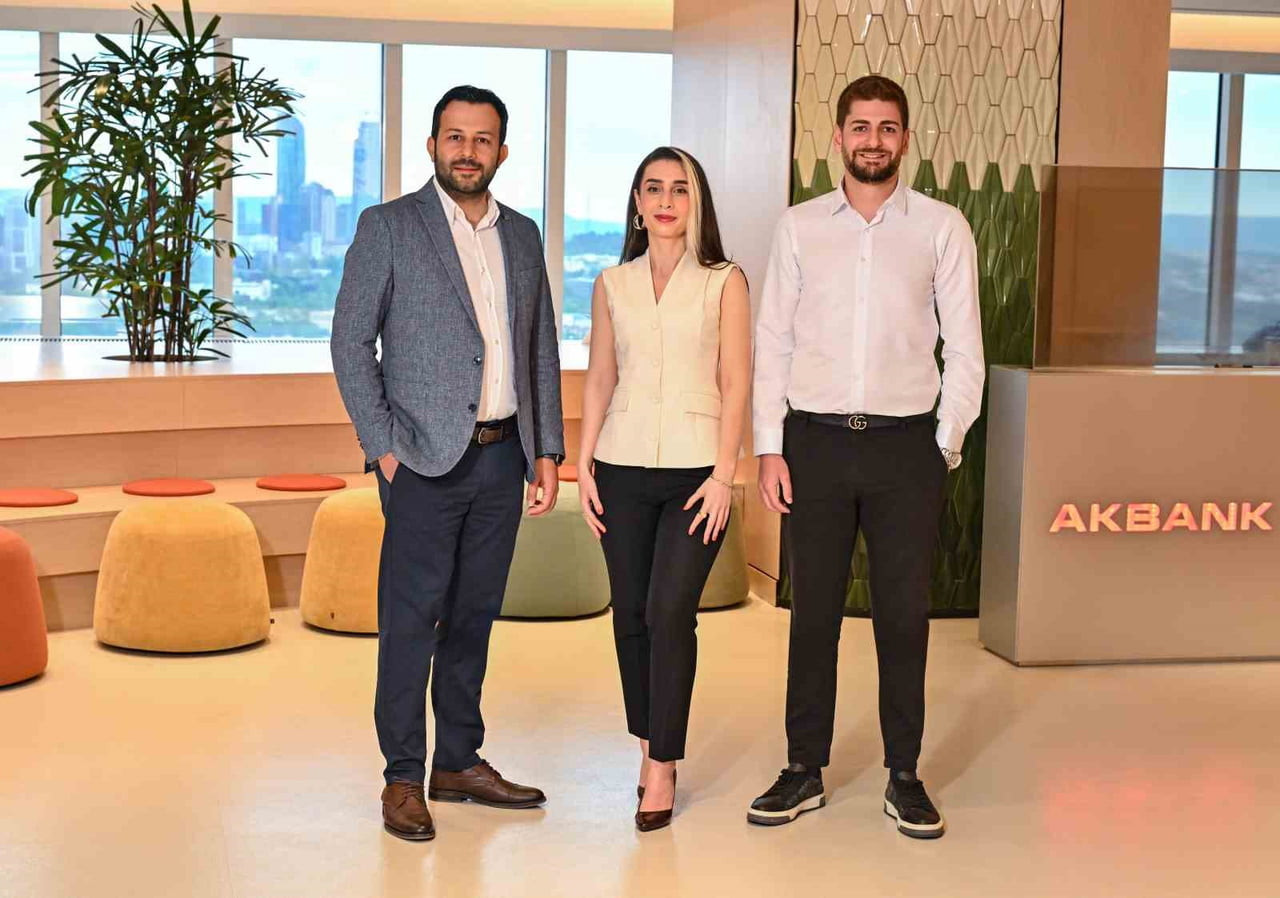 PROGRAMIN ÜÇÜNCÜ DÖNEMİNDE AKBANKLI NUR ARAS, ÖNDER HAKAN TOPUZ VE MELİH AYDIN TARAFINDAN...