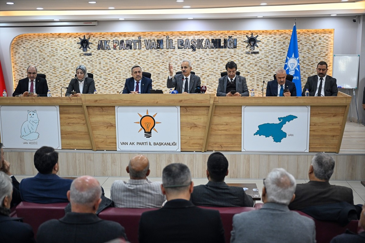 Programlara katılmak üzere Van'a gelen Ulaştırma ve Altyapı Bakanı Abdulkadir Uraloğlu, AK Parti...