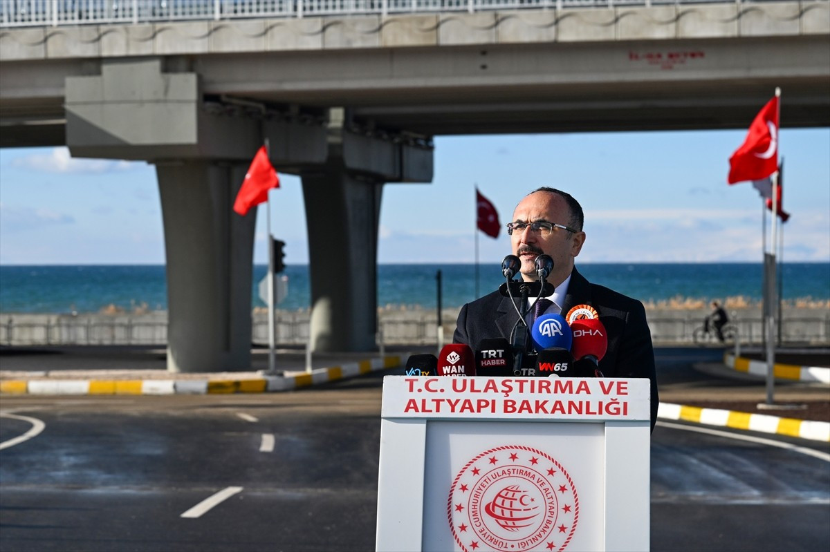 Programlara katılmak üzere Van'a gelen Ulaştırma ve Altyapı Bakanı Abdulkadir Uraloğlu, çevre...