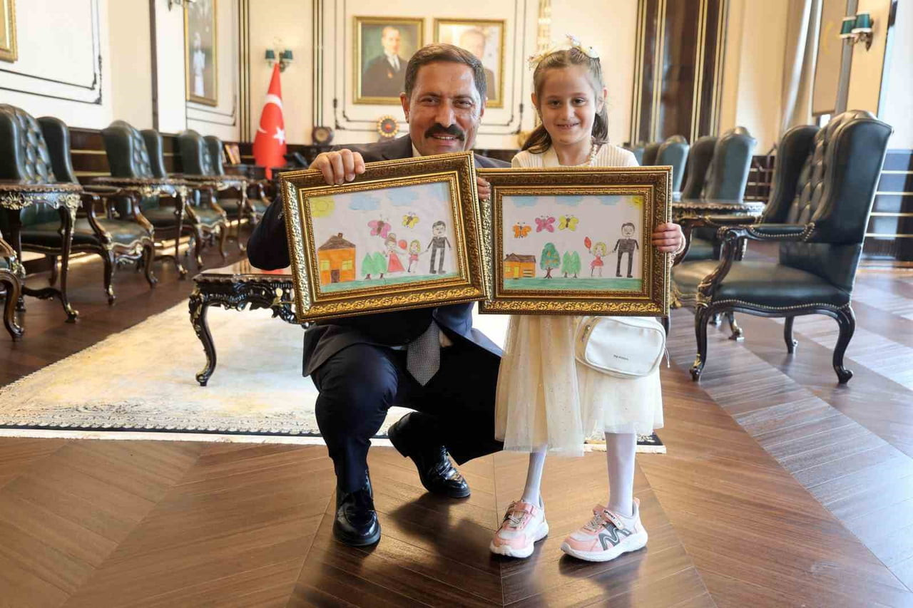 PROTEZ BACAĞIYLA YENİDEN YAŞAMA TUTUNAN ZEYNEP, VALİ MASATLI'YI MAKAMINDA ZİYARET ETTİ.