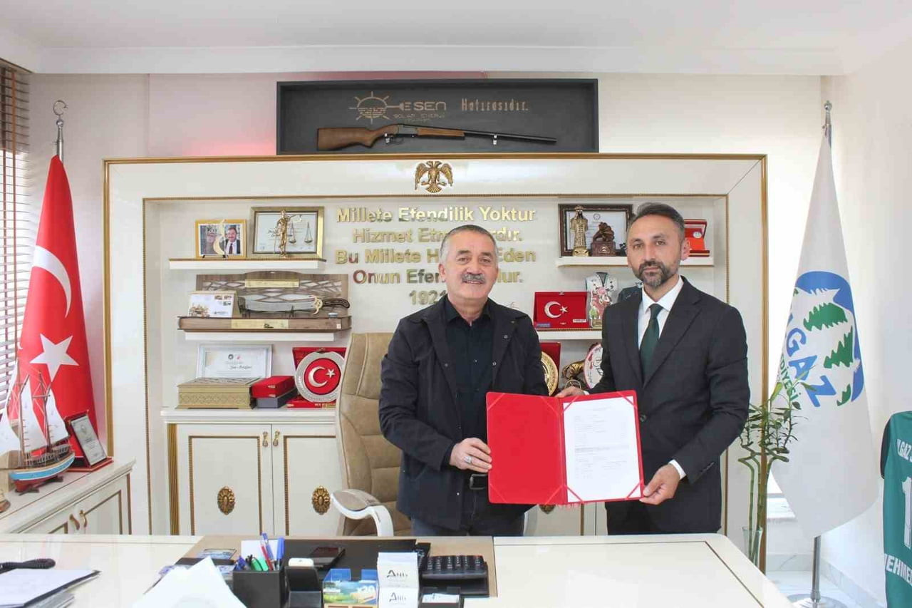 PROTOKOL SÖZLEŞMESİ BELEDİYE BAŞKANI MEHMED ÖZTÜRK İLE KUZKA GENEL SEKRETERİ MEHMET AKİF ERASLAN...