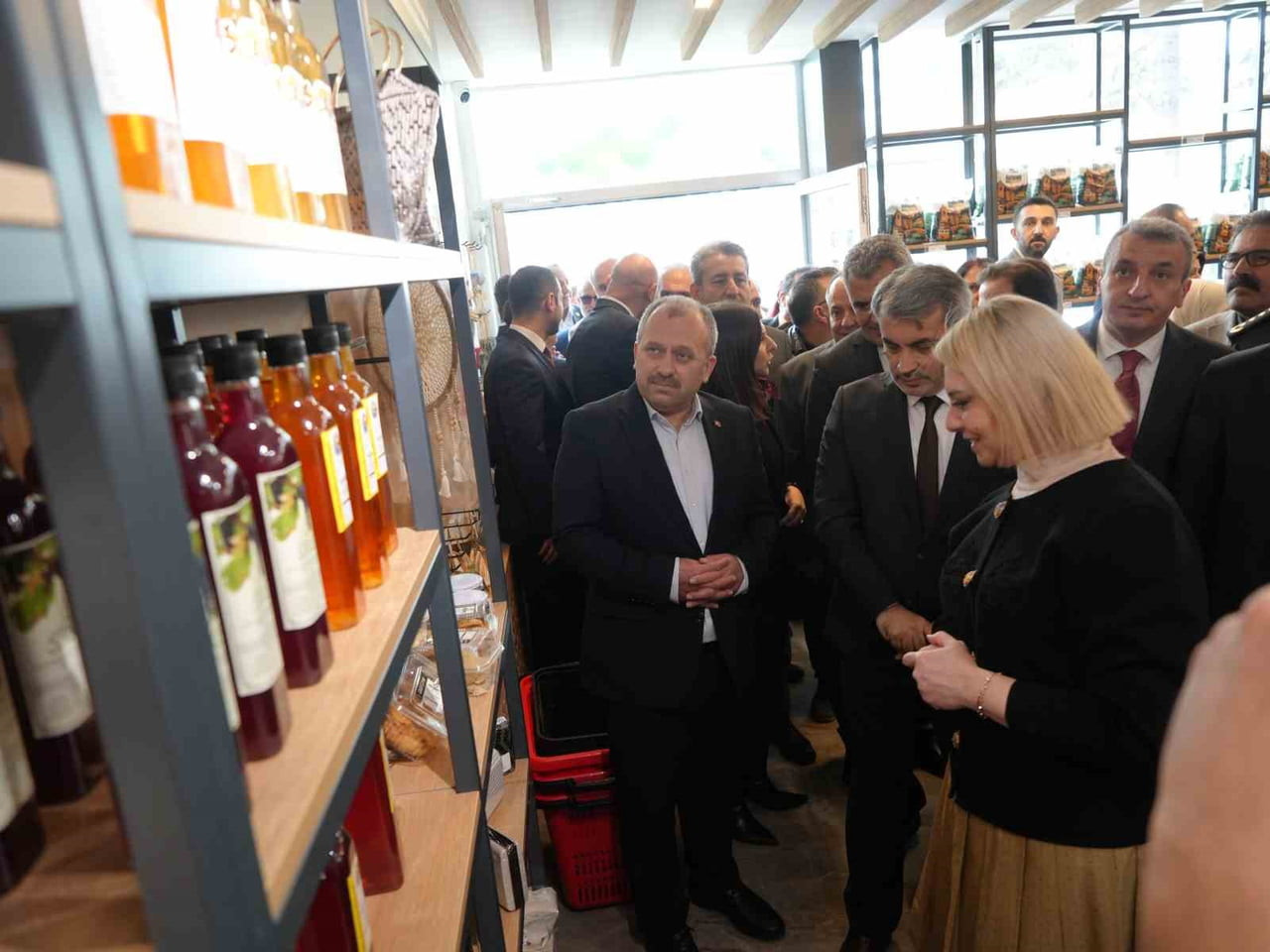 PROTOKOL ÜYELERİ MARKETİ GEZDİ.