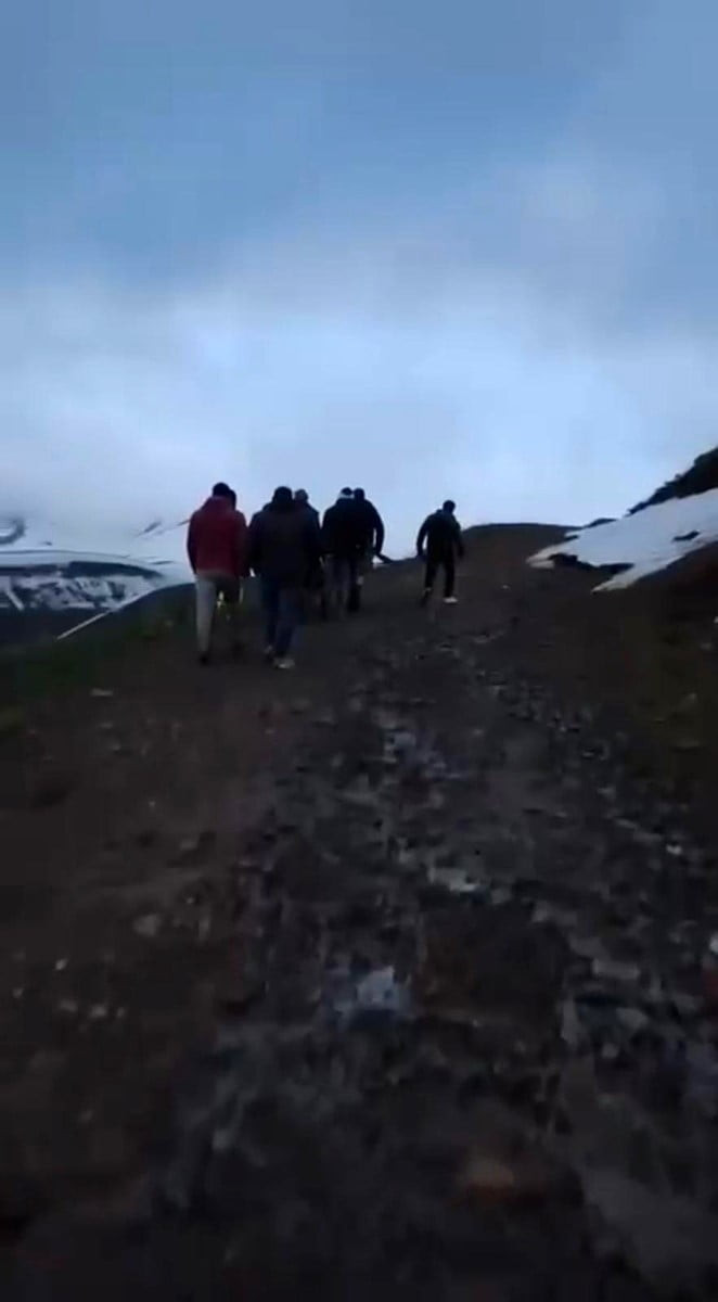 PÜLÜMÜR İLÇESİNDE MANTAR TOPLAMAK İÇİN ÇIKTIĞI DAĞLIK ALANDA AYAĞINI BURKARAK MAHSUR KALAN...