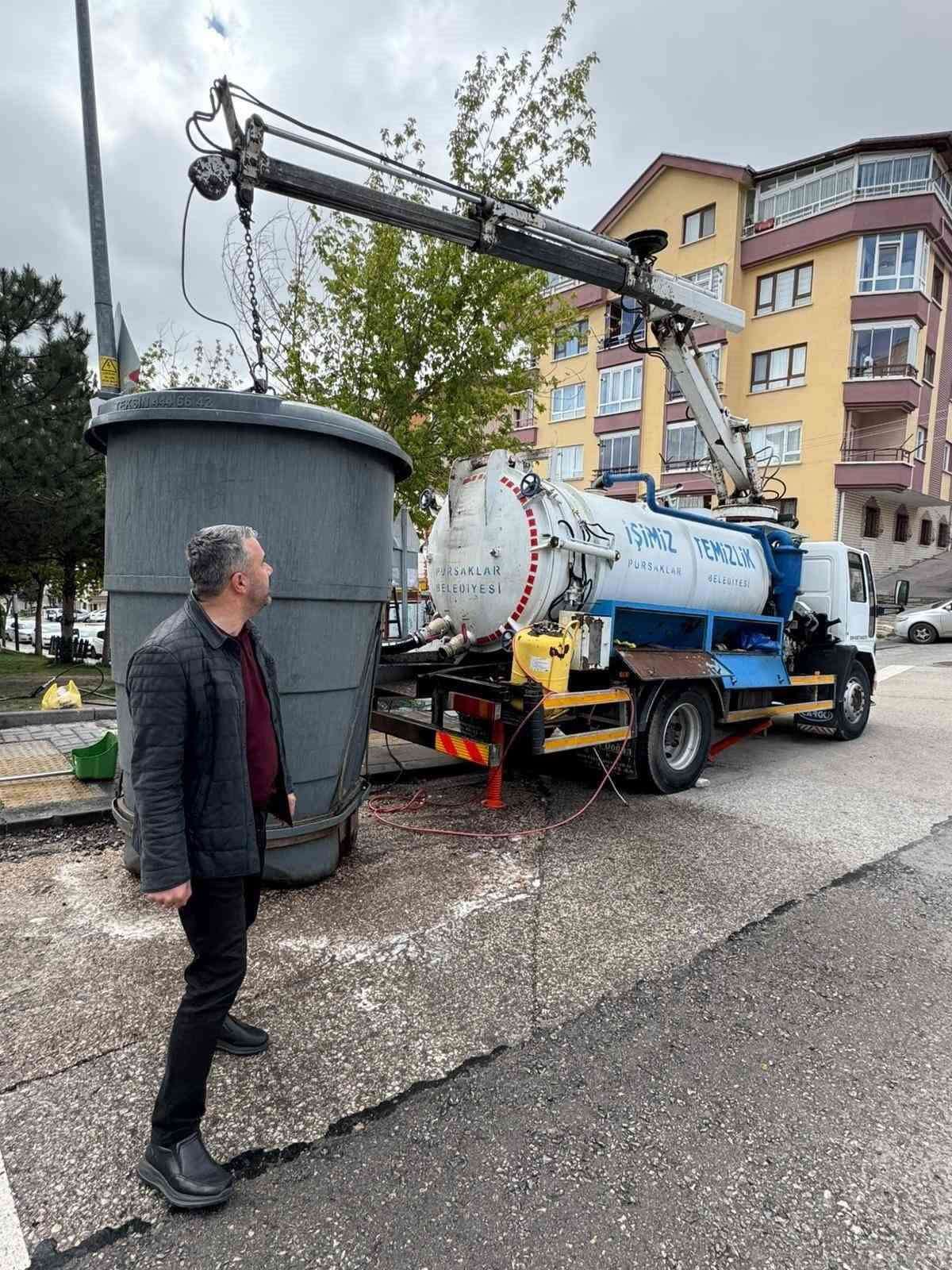 PURSAKLAR BELEDİYESİ, İLÇE GENELİNDE SÜRDÜRDÜĞÜ TEMİZLİK ÇALIŞMALARI KAPSAMINDA GÜNLÜK ÇÖP TOPLAMA...