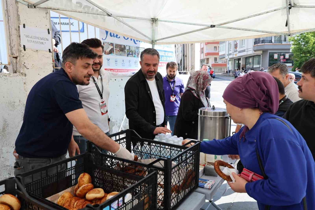 PURSAKLAR BELEDİYESİ, YKS'YE GİREN ADAYLARA VE AİLELERİNE ÇAY EŞLİĞİNDE SİMİT VE POĞAÇA İKRAM...