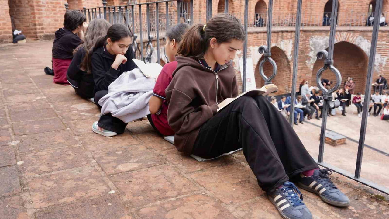 "AÇIK HAVADA KİTAP OKUMA ETKİNLİĞİ", ALANYA'DA TARİHİ YAPININ EŞSİZ ATMOSFERİNDE YOĞUN KATILIMLA...