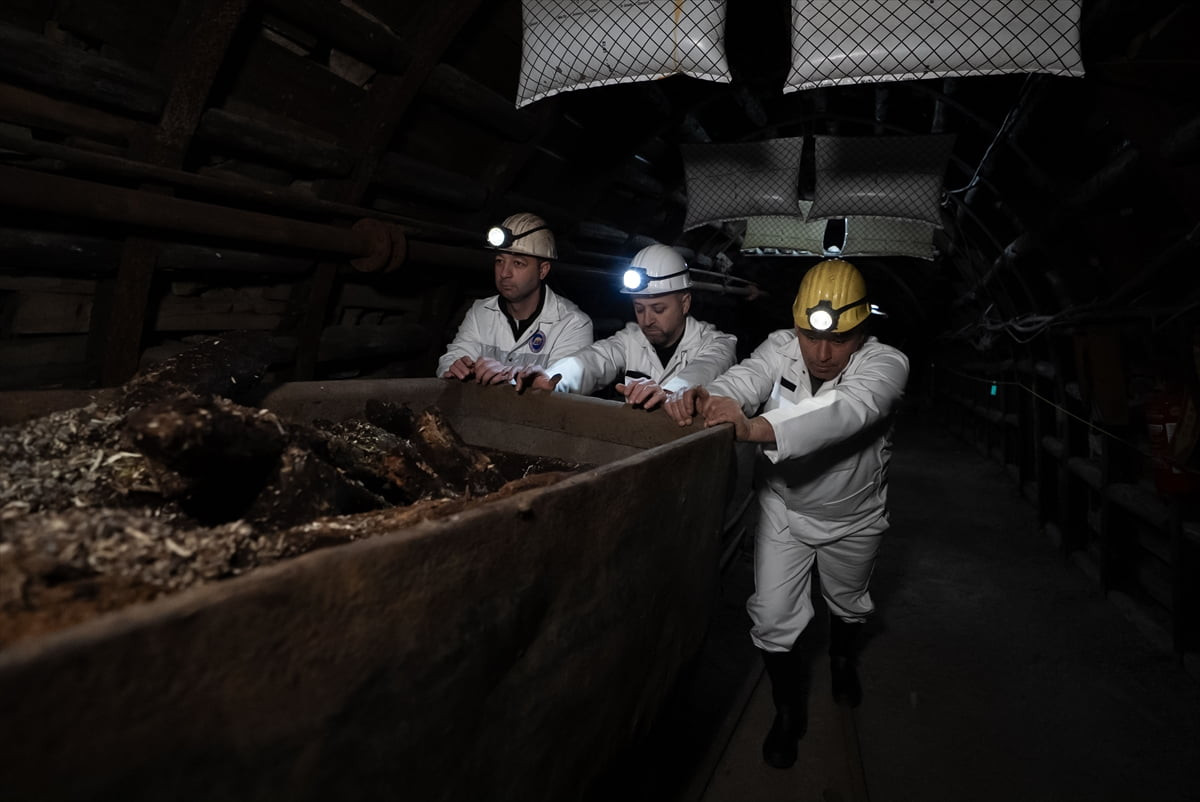 "Asrın felaketi" olarak nitelendirilen 6 Şubat 2023'teki Kahramanmaraş merkezli depremlerin...