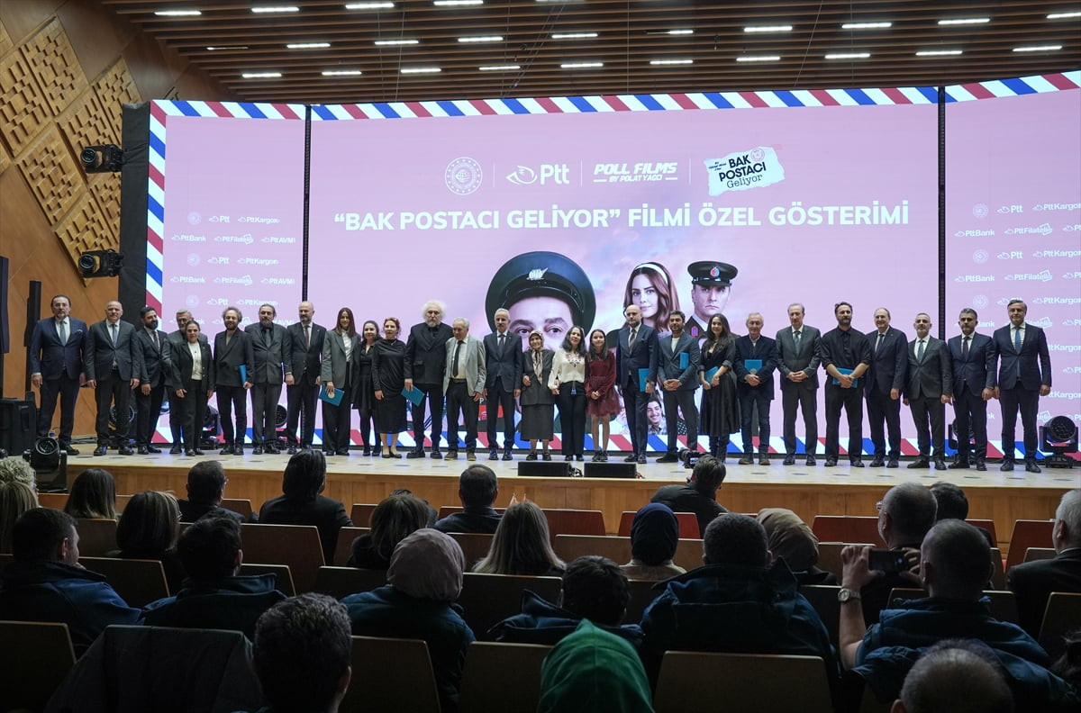 "Bak Postacı Geliyor" filminin özel gösterimi CSO Tarihi Salon gerçekleştirildi. Programa...