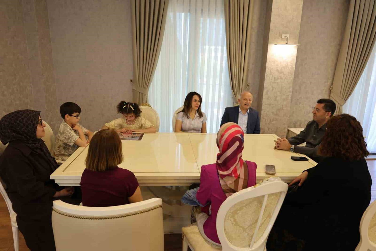 "BENİM AİLEM" TEMALI YARIŞMADA İSTANBUL BİRİNCİSİ, TÜRKİYE ÜÇÜNCÜSÜ OLAN ENGELLİ TUANA NAZLI...