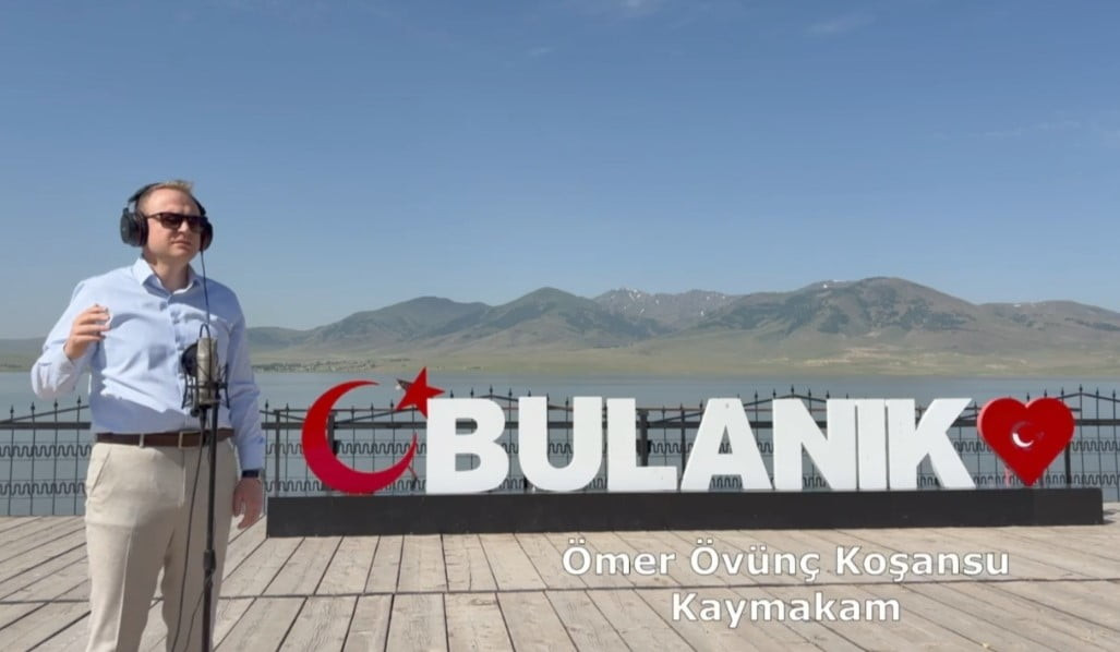 "BULANIK'IN SESİ" ADIYLA HAZIRLANAN MÜZİK KLİBİNDE KAYMAKAM ÖMER ÖVÜNÇ KOŞANSU DA YER ALDI