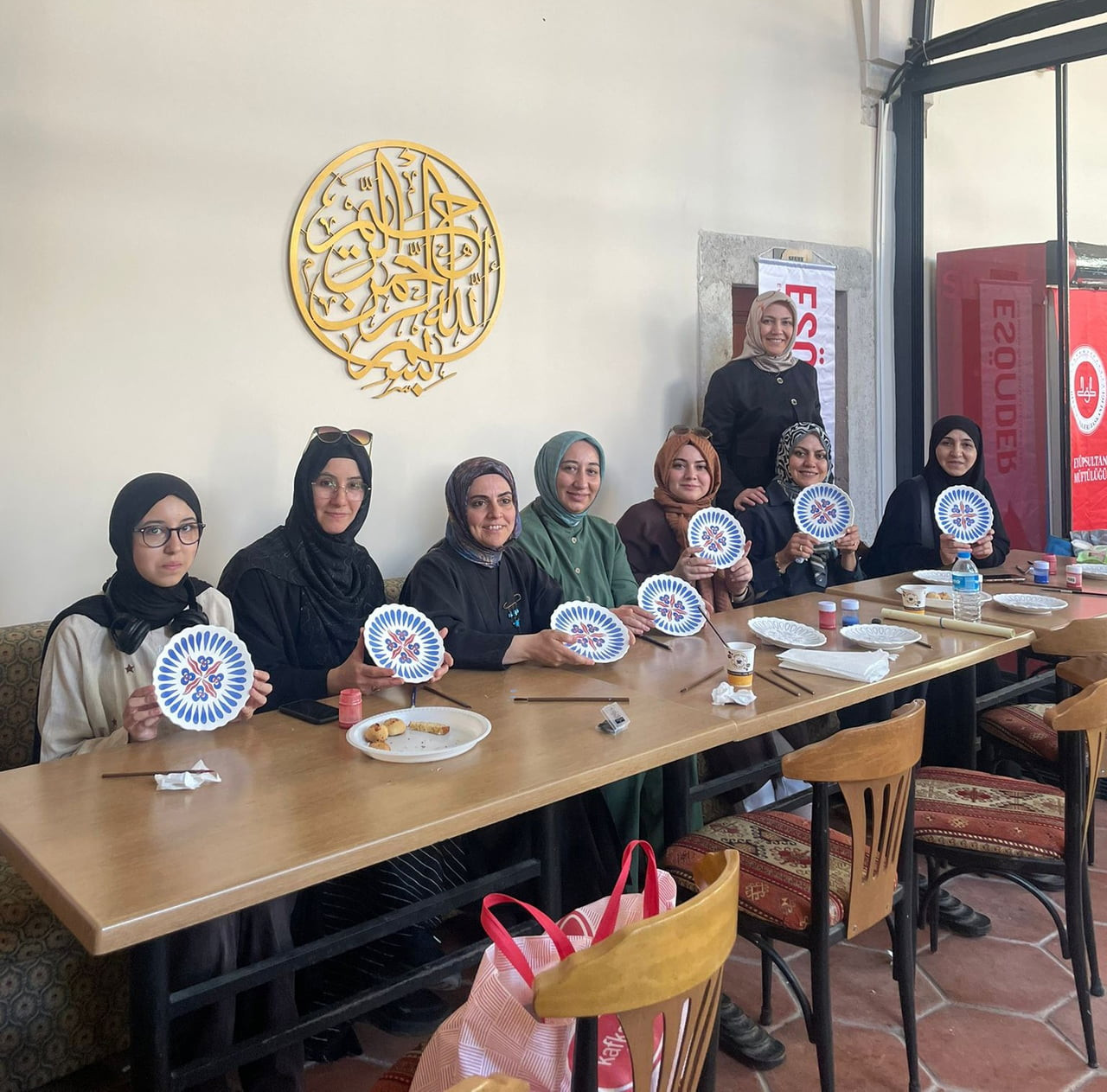 "ÇİNİ, EBRU VE KOKULU TAŞ ATÖLYESİ"NDE KADIN MEZUNLAR, GELENEKSEL SANATLARIN FARKLI DALLARINI...