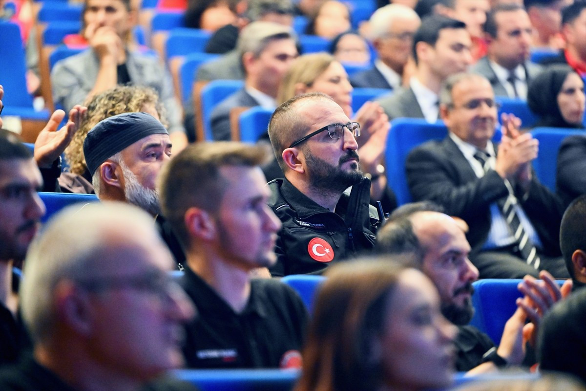 "Düzce’den Türkiye'ye: Afetlerde Gönüllülük ve Liderlik Sempozyumu" Düzce'de gerçekleştirildi....