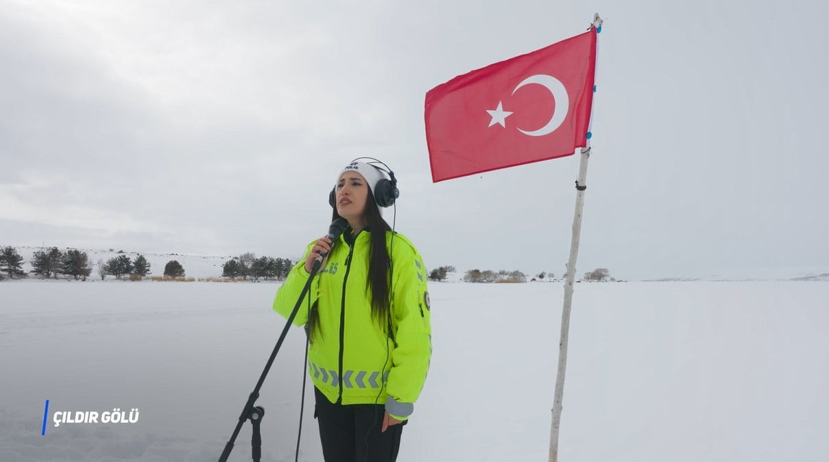 "EMNİYET İÇİN ÇAL, HUZUR İÇİN SÖYLE" SLOGANIYLA HAZIRLANAN ÖZEL KLİP, HEM DUYGUSAL HEM DE SANATSAL...