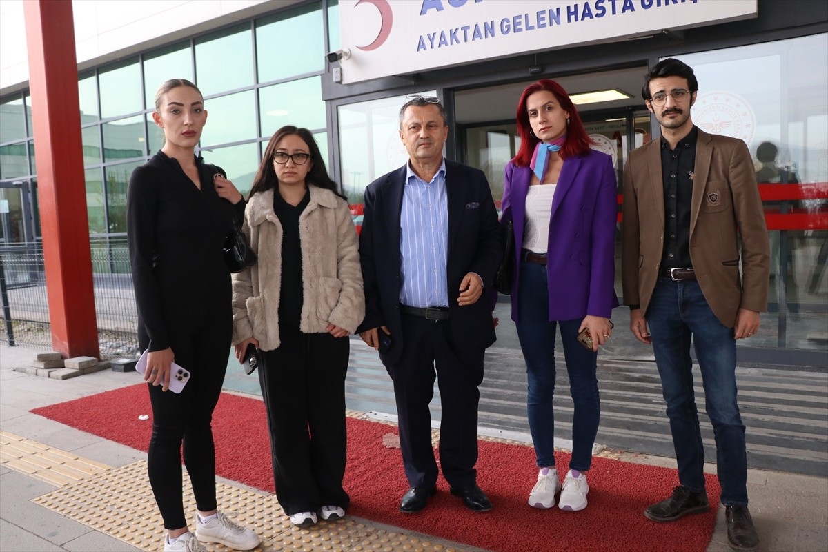 "Güllü" adıyla tanınan şarkıcı Gül Tut soruşturmasında haklarından uyuşturucu kullandıkları iddia...